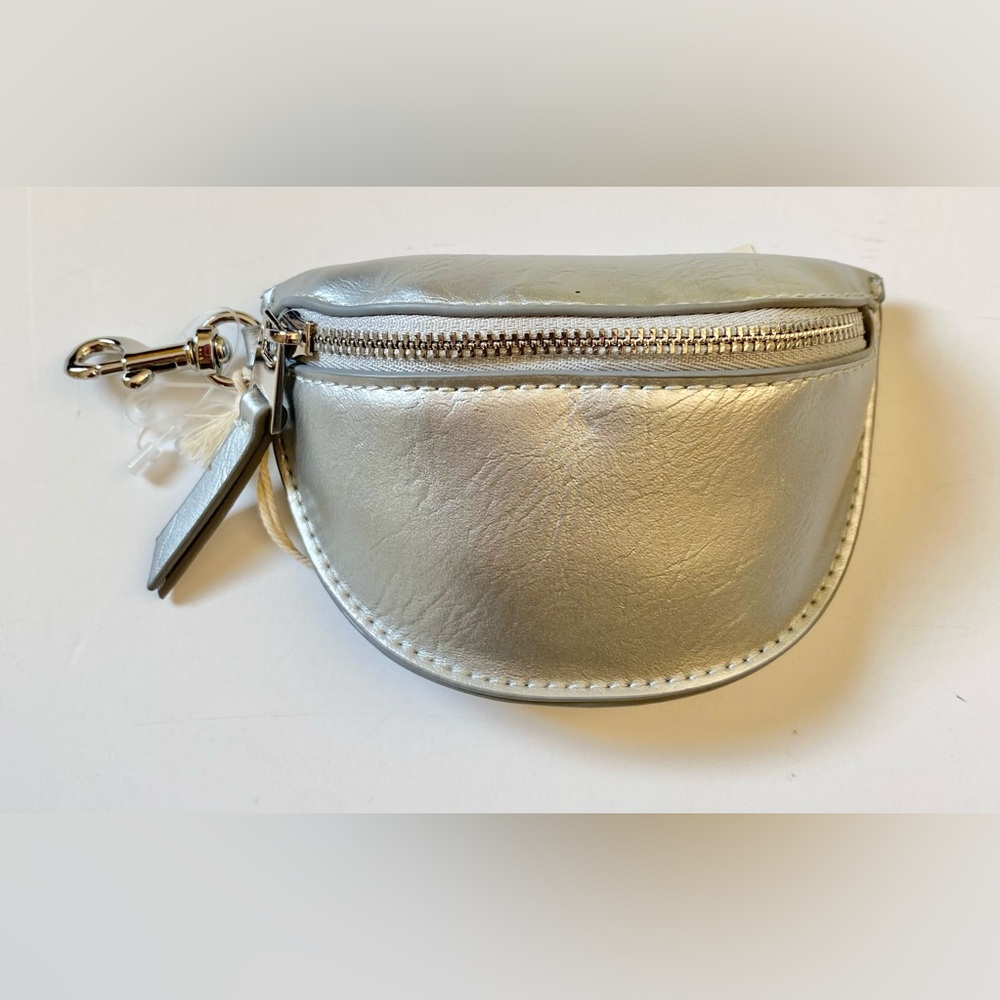 View’s choice! Elevate your look 😍Assorted bag charms or card holders - Picture 6 of 7